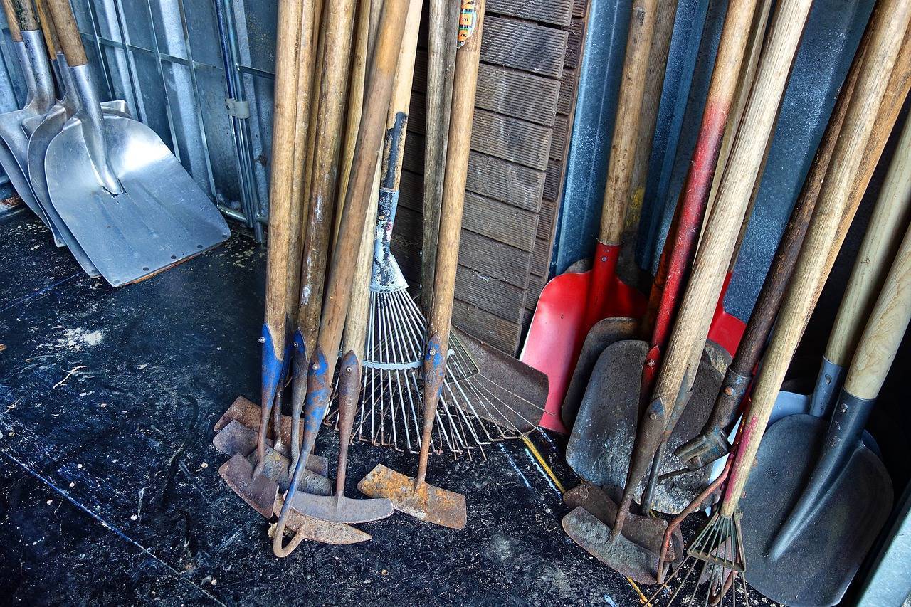 Нужно ли затачивать лопату fiskars. как болгаркой заточить лопату
