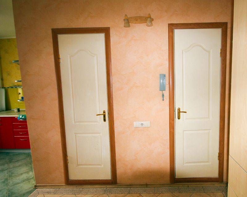 Купить дверь с коробкой в ванную. Двери для ванной и туал. Двери в ванную и туалет. Межкомнатные двери в санузел. Двери в ванную комнату и туалет.