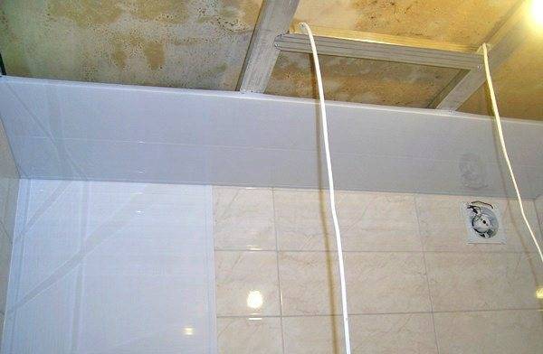 Как отделать ванную комнату пластиковыми панелями — пошаговая инструкция с видео