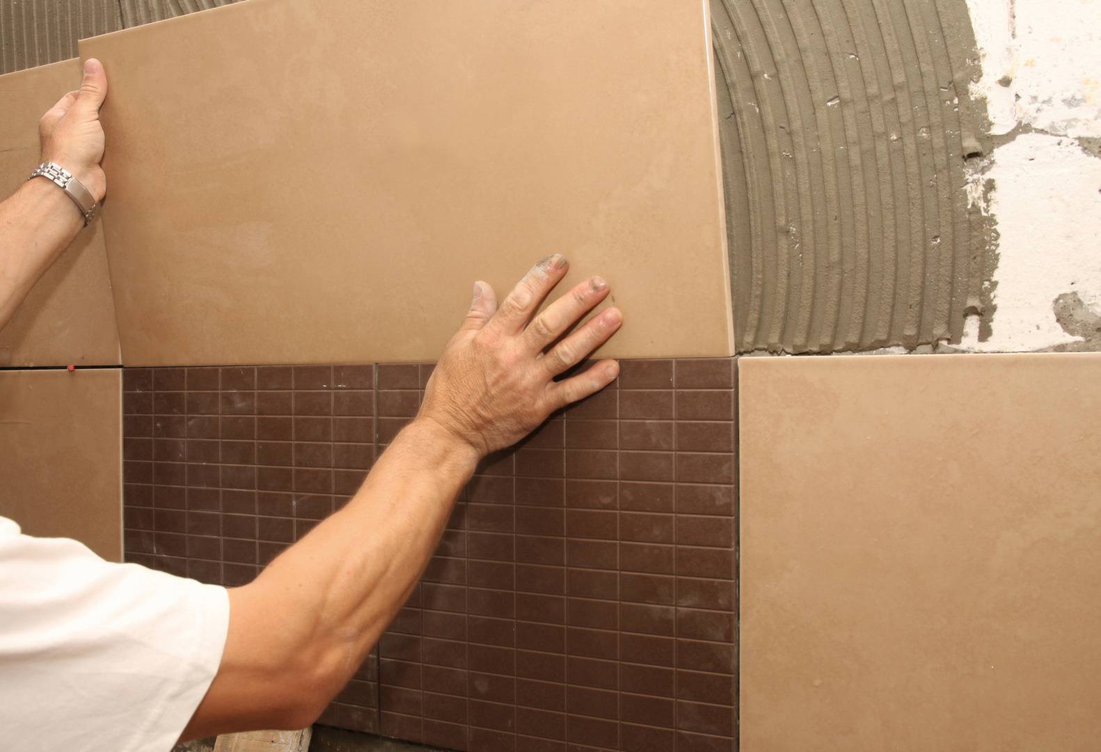 Технология облицовки стен керамической плиткой. керамическая плитка: виды, характеристики, технология укладки материала. особенности, виды, плюсы и минусы керамической плитки. этапы отделки стен керам