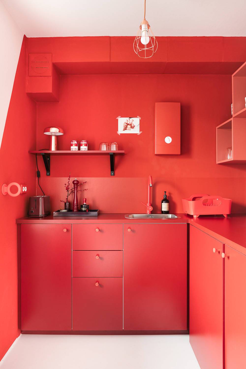 Красные кухни: стили, сочетания, выбор гарнитура, фартука, фото в интерьере