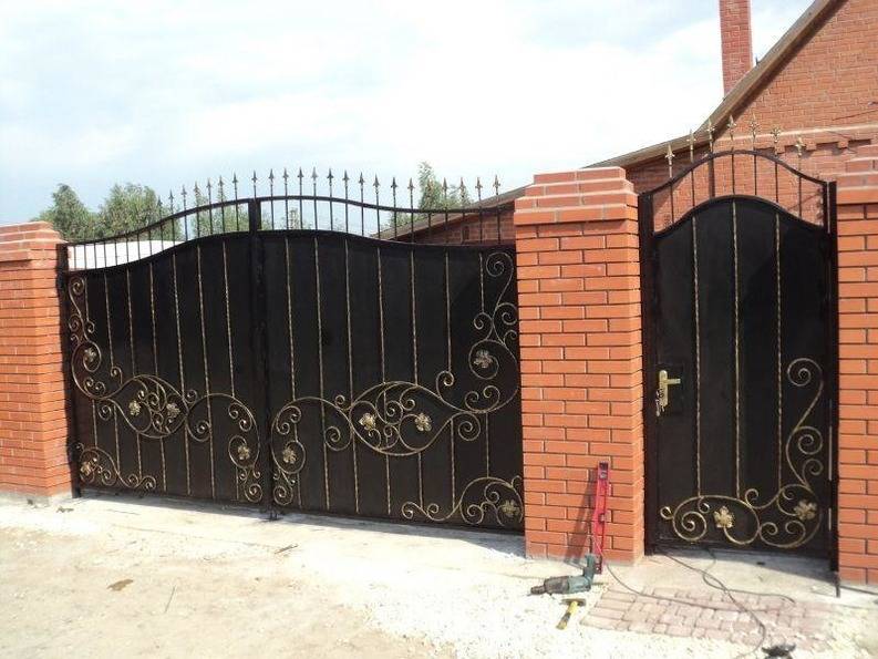 Ворота с элементами ковки: конструкция и изготовление, фото изделий, преимущества и недостатки