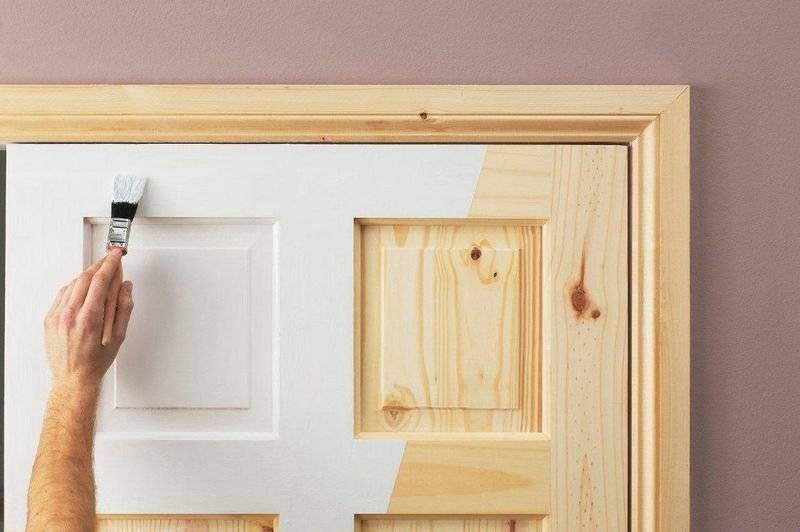 Покраска деревянных дверей: выбор инструментов и материалов