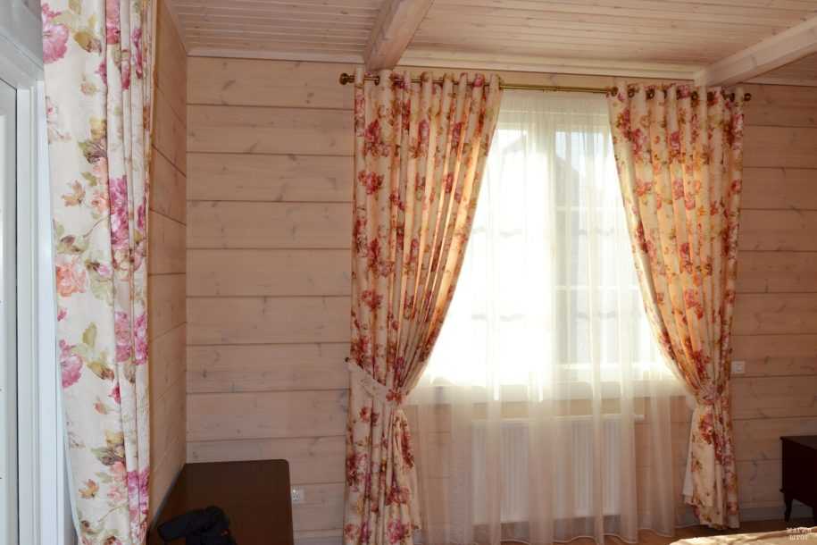 Шторы для маленьких окон в деревянном доме — изучаем во всех подробностях
