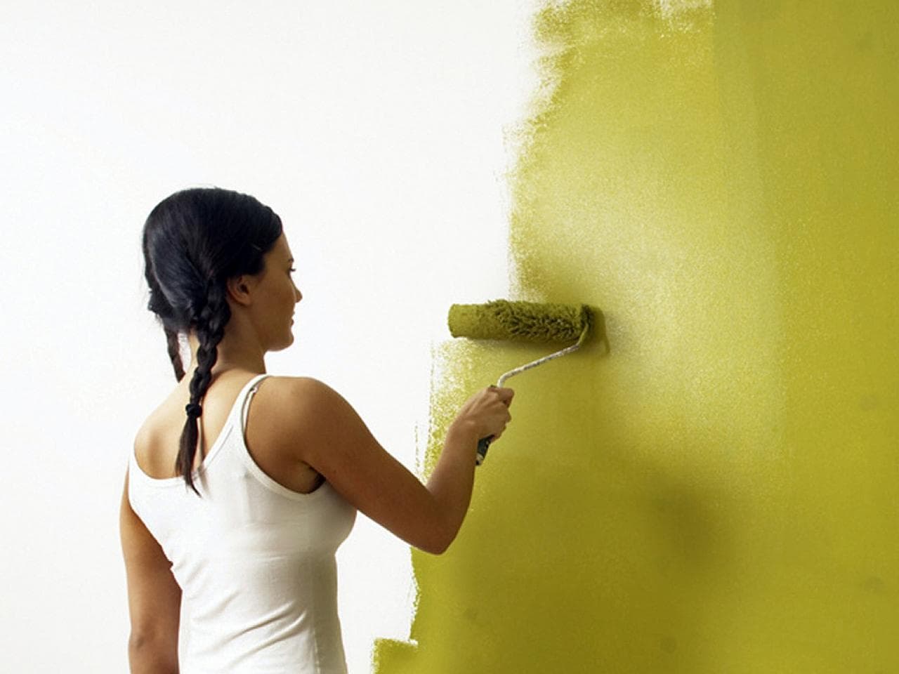 Обои или краска для стен: что лучше, дешевле