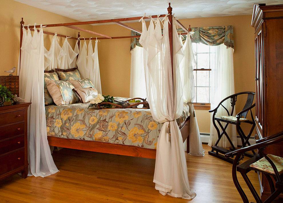 Украшаем спальню с помощью балдахина над кроватью - шторы