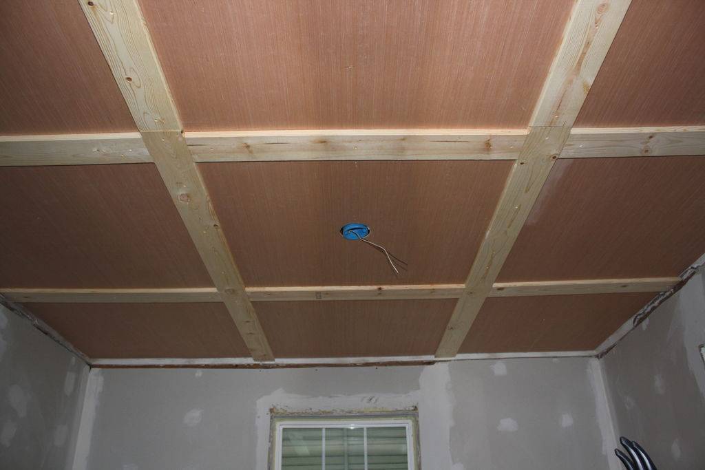 Как своими руками сделать потолок из фанеры?