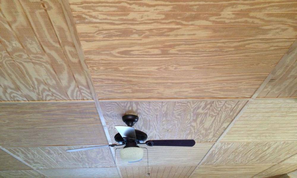 Делаем потолок из фанеры в деревянном доме: советы по отделке