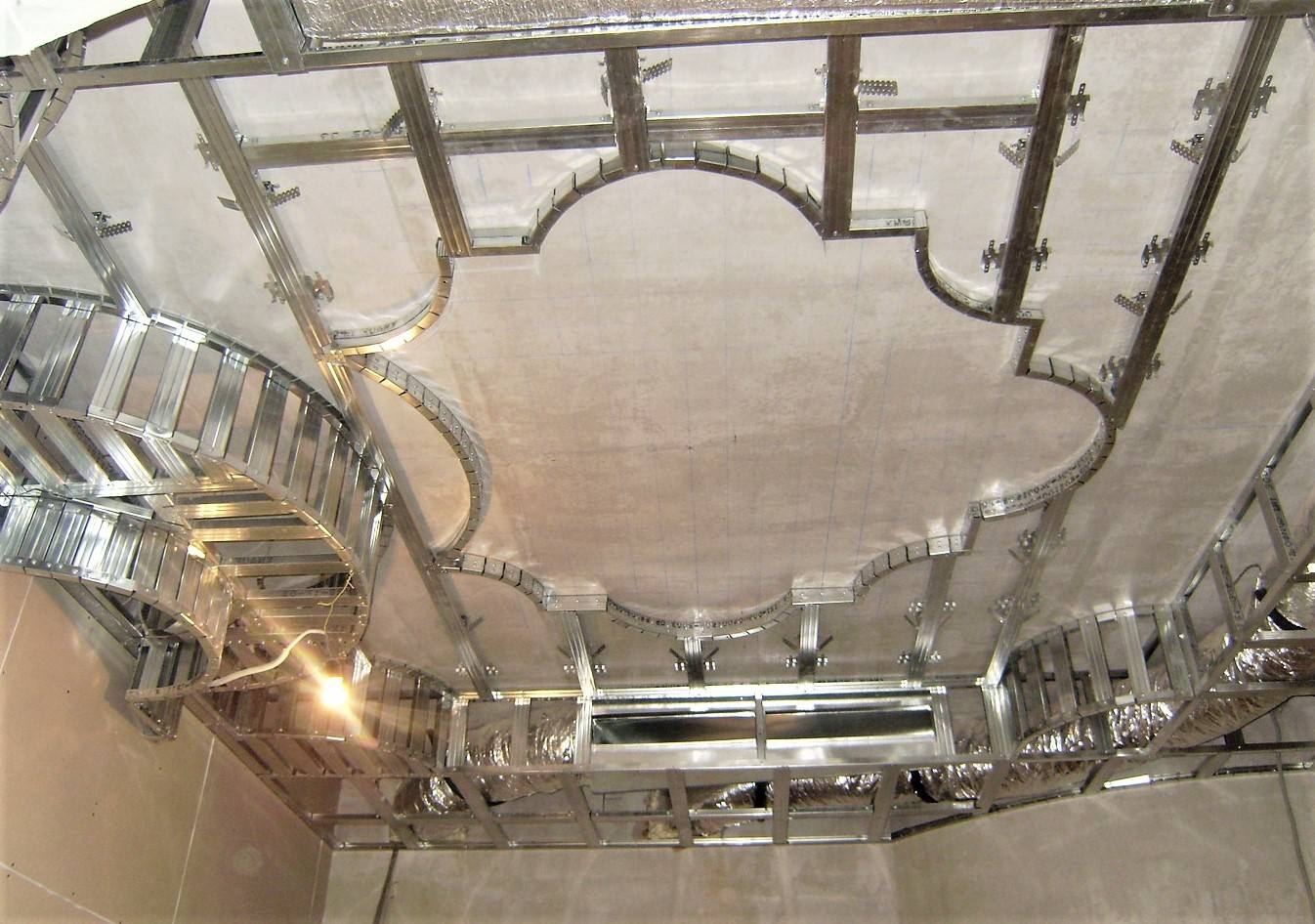 Потолок из гвл - отличия от гипсокартона и особенности монтажа