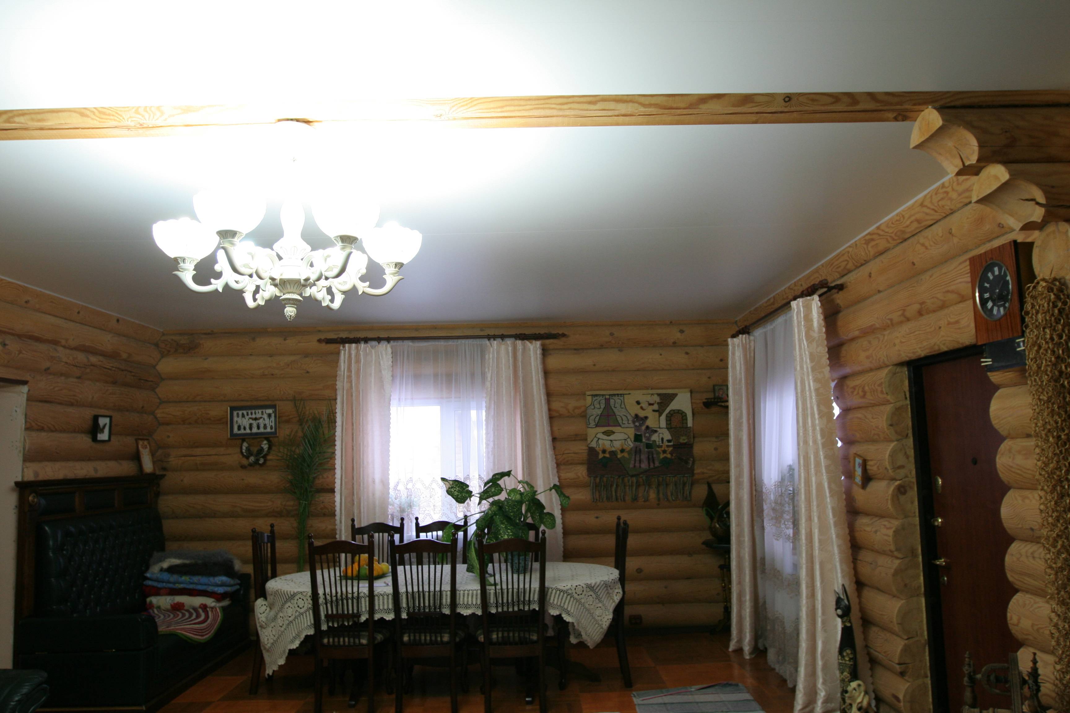 потолок в деревянном доме фотографии