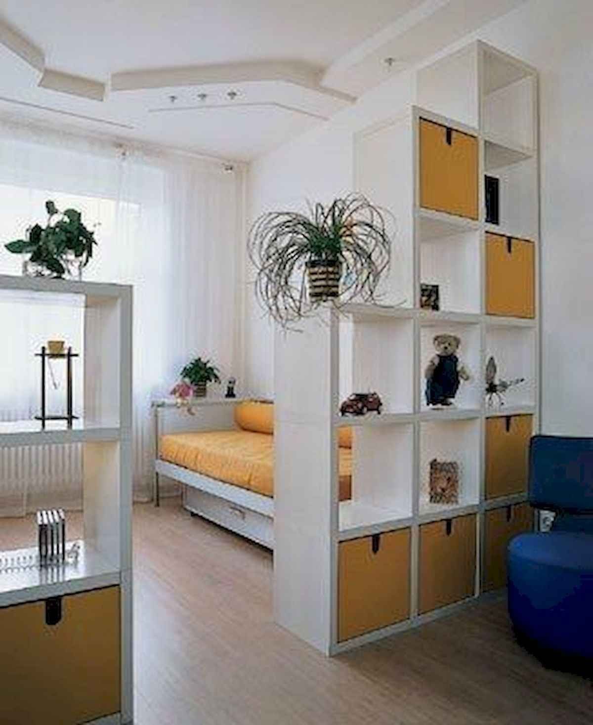 высокий стеллаж для разделения комнаты