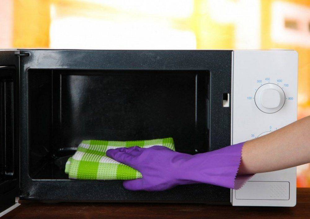 Как легко и быстро отмыть микроволновку в домашних условиях
