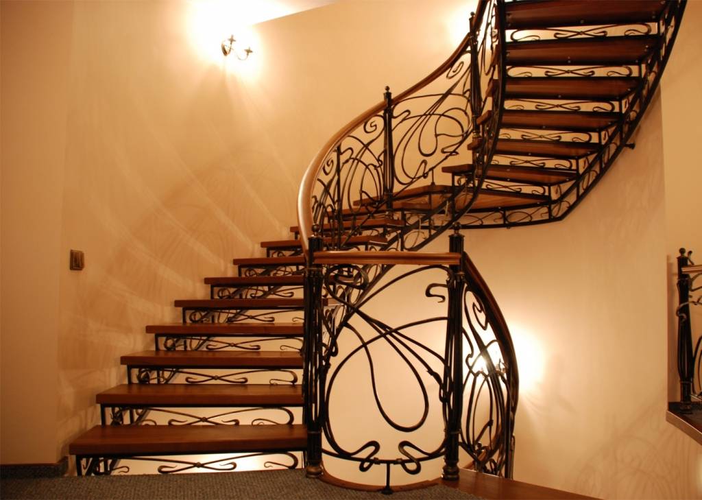 Кованые лестницы в доме: как выбрать привлекательную и практичную