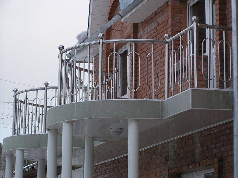 Обзор балконных ограждений: лучшие материалы и конструкции