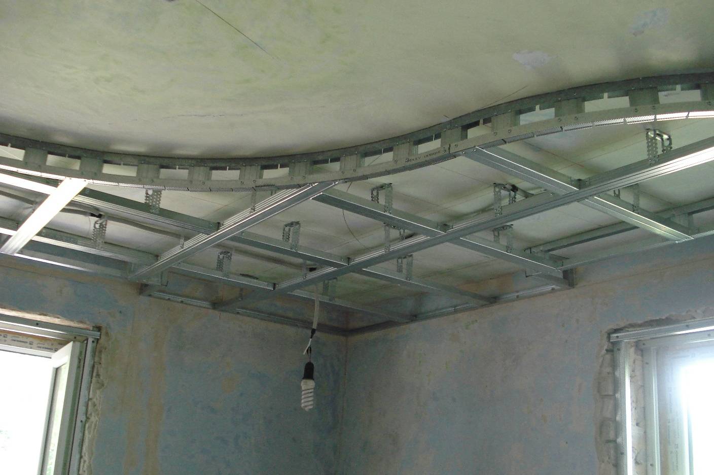 Особенности и установка навесных потолков из гипсокартона
