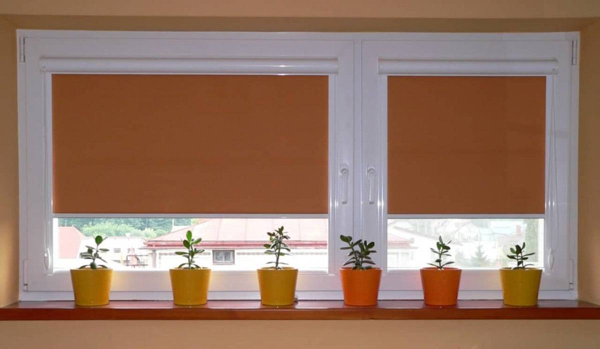 Рулонные шторы на пластиковые окна без сверления: виды и особенности установки