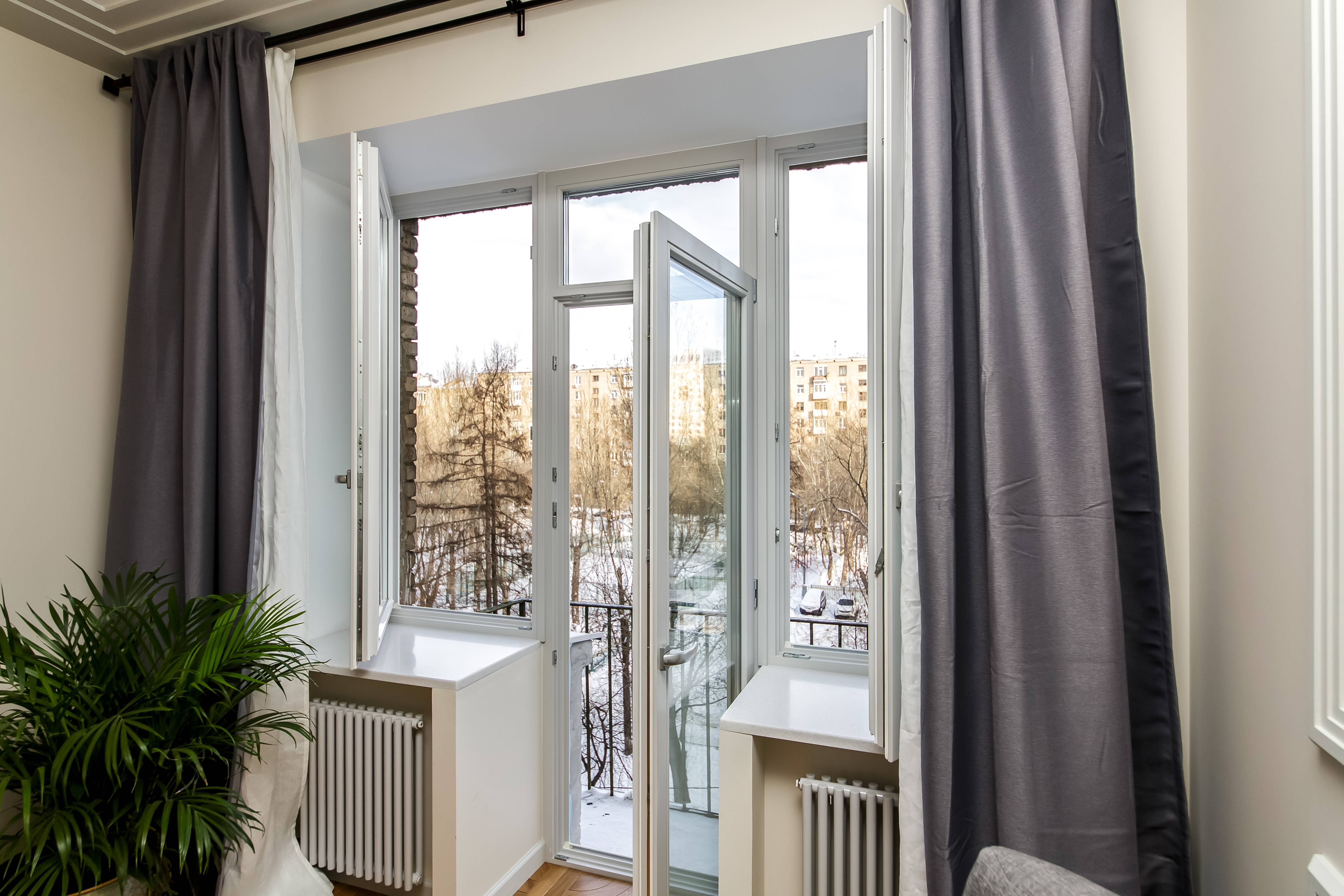 Балконная дверь в квартире. Балконная дверь штульповая поворотная 1500*2100. Дверь на балкон. Французские окна.