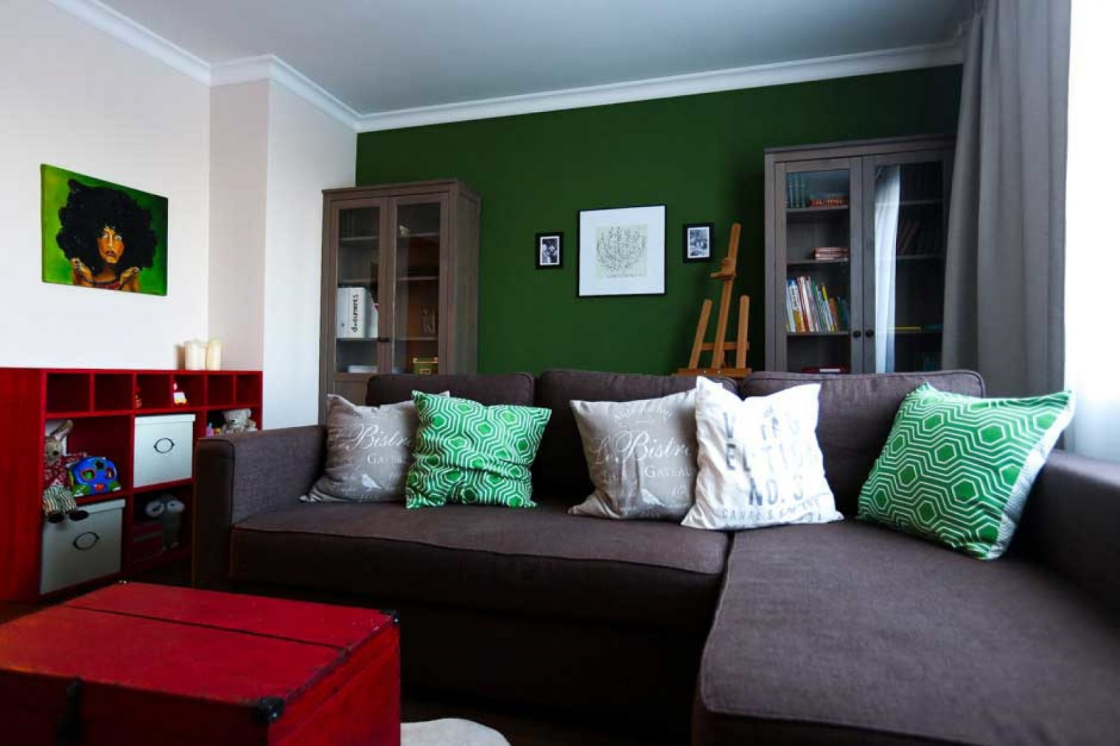 мебель к зеленым стенам
