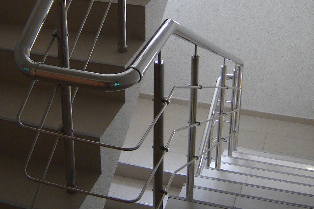 Перила для лестниц: 75 фото лучших идей дизайна и обустройства!