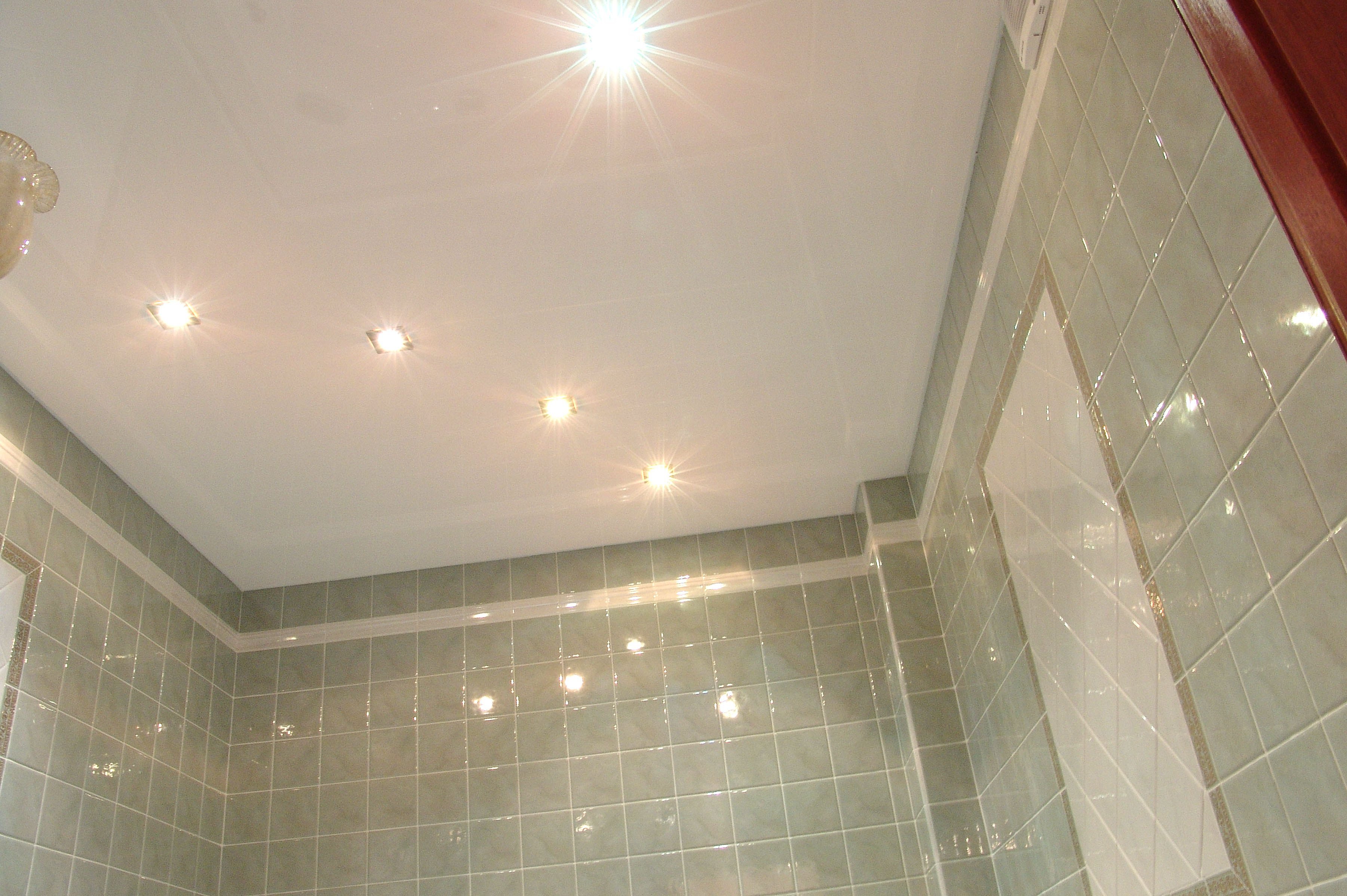 Делают ли в ванне натяжной потолок. Потолок в ванной. Подвесной потолок в ванную. Натяжной потолок в ванной. Натяжной потолок в ванную.