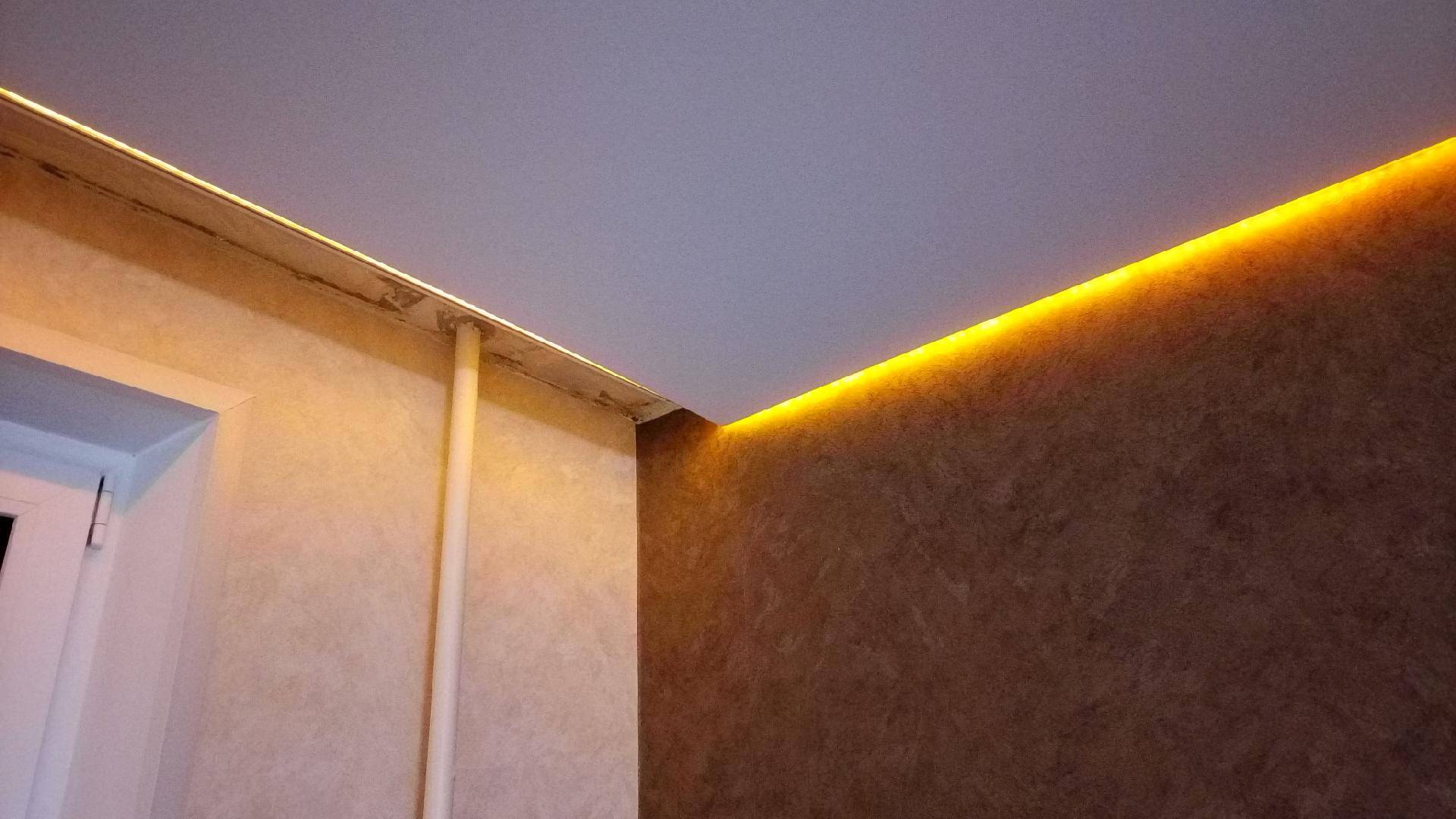 Натяжной потолок с подсветкой по периметру: фото и на сколько опускается при установке