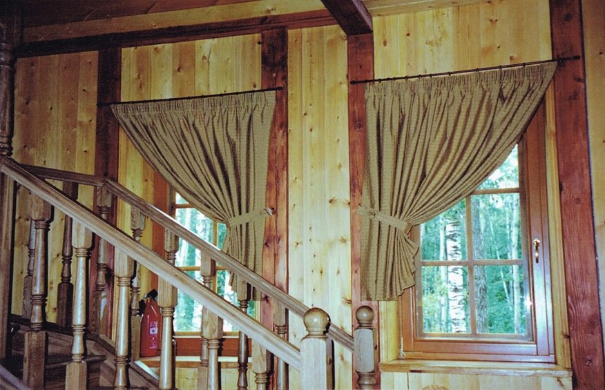 Шторы в деревянном доме, фото штор в спальне, зале и кухне, оформляем маленькие