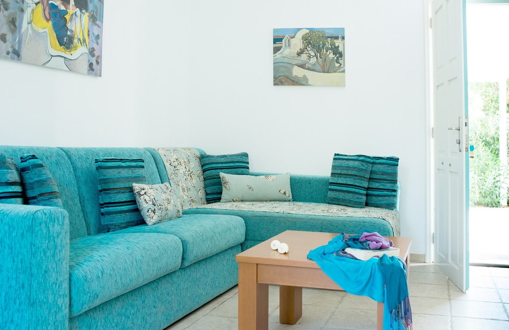 Бирюзовый диван в интерьере: виды, материалы обивки, оттенки цвета, формы, дизайн, сочетания