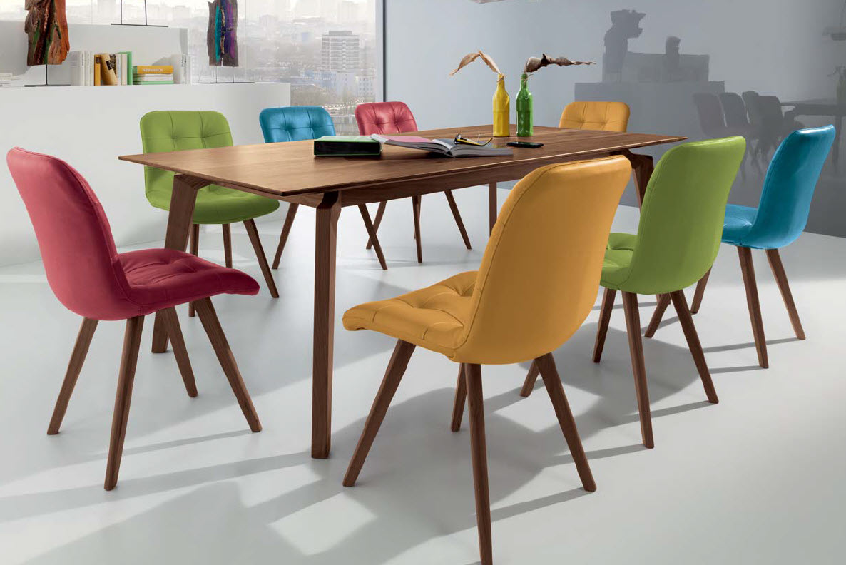 стулья разного цвета за одним столом