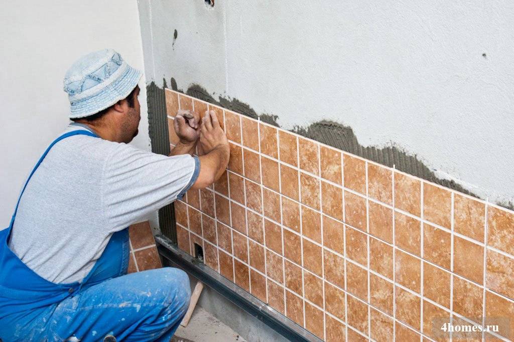 Облицовка стен керамической плиткой - подготовка поверхности, способы укладки плитки, методика крепления на цементном растворе и клею