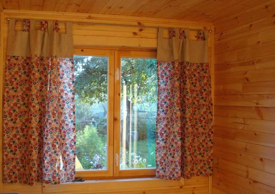 Оформление маленьких окон гардинами и шторами в доме из дерева