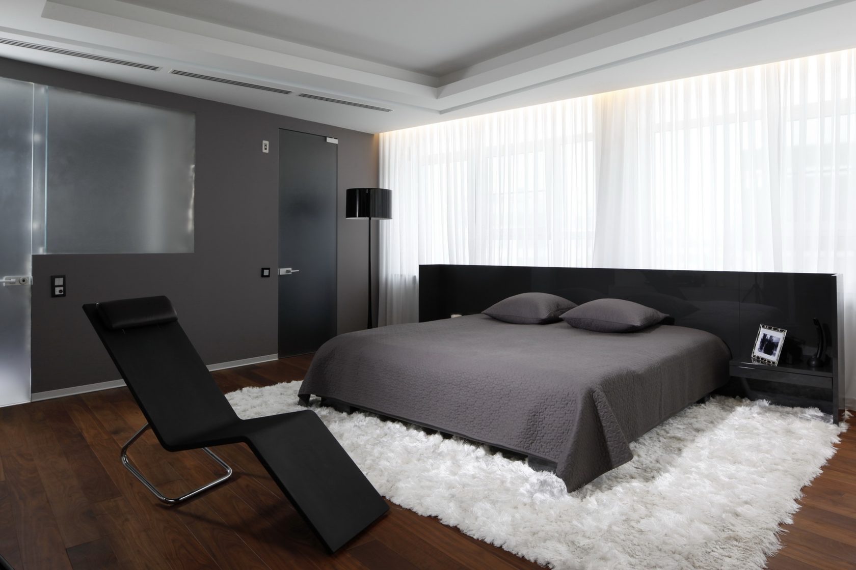 Спальня в стиле минимализм: оформление, выбор цвета и мебели