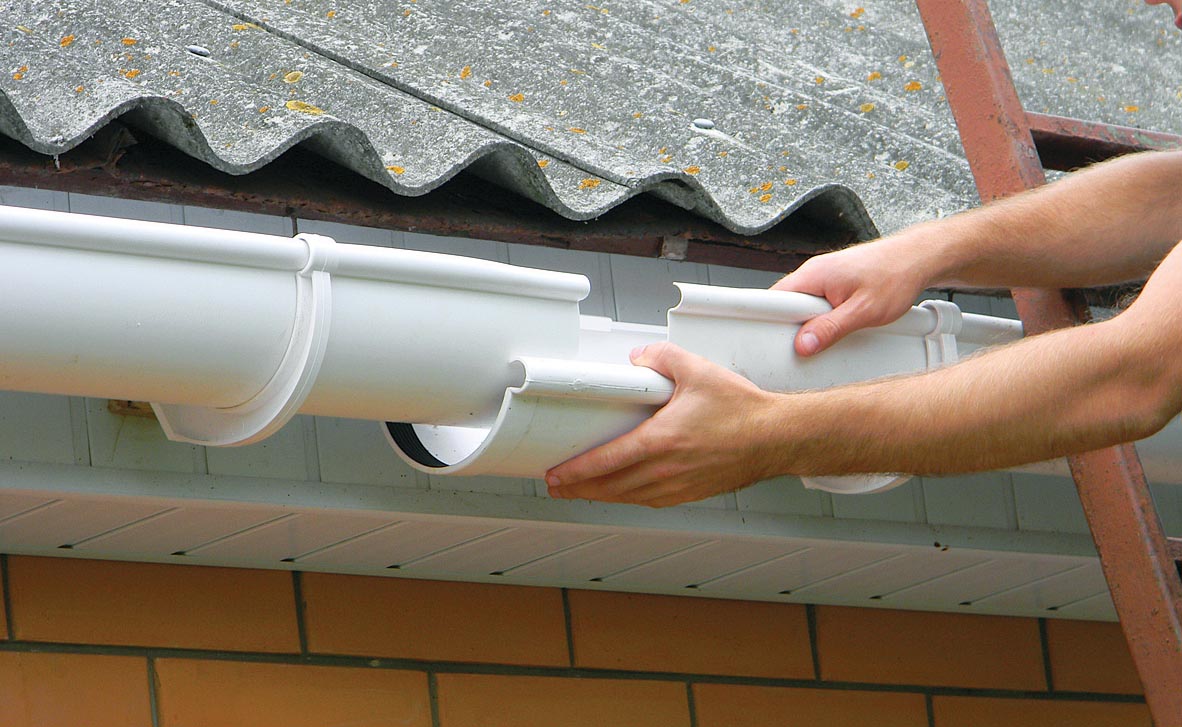 Рассмотрим, как правильно установить пластиковые водостоки для крыши своими руками
