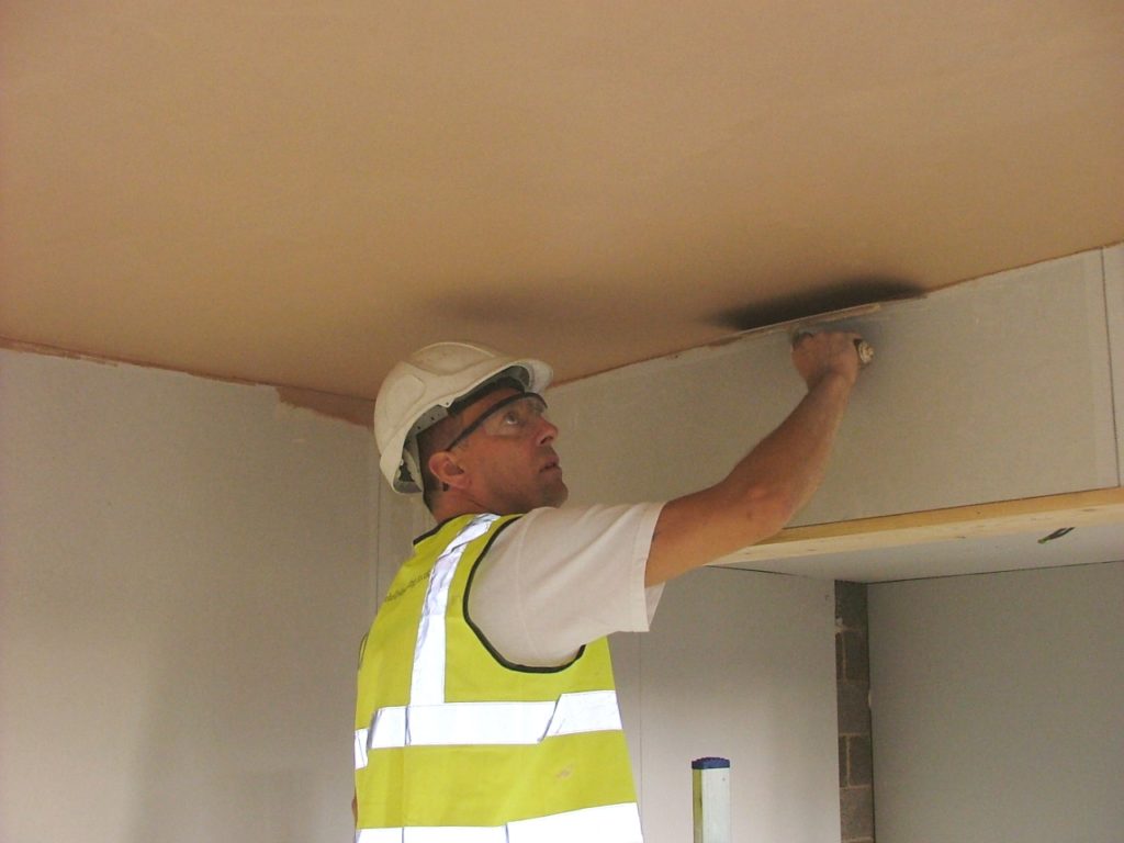 Ремонт потолка: как заштукатурить и отремонтировать потолок своими руками в квартире