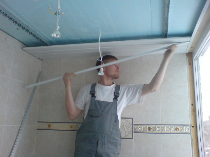 Как сделать потолок в ванной из пластиковых панелей?