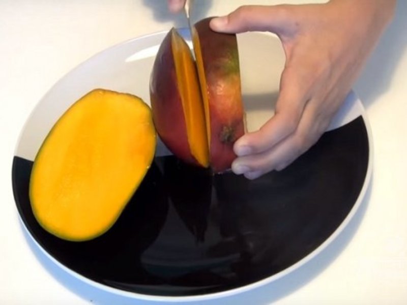 Чем и как  можно быстро почистить манго?