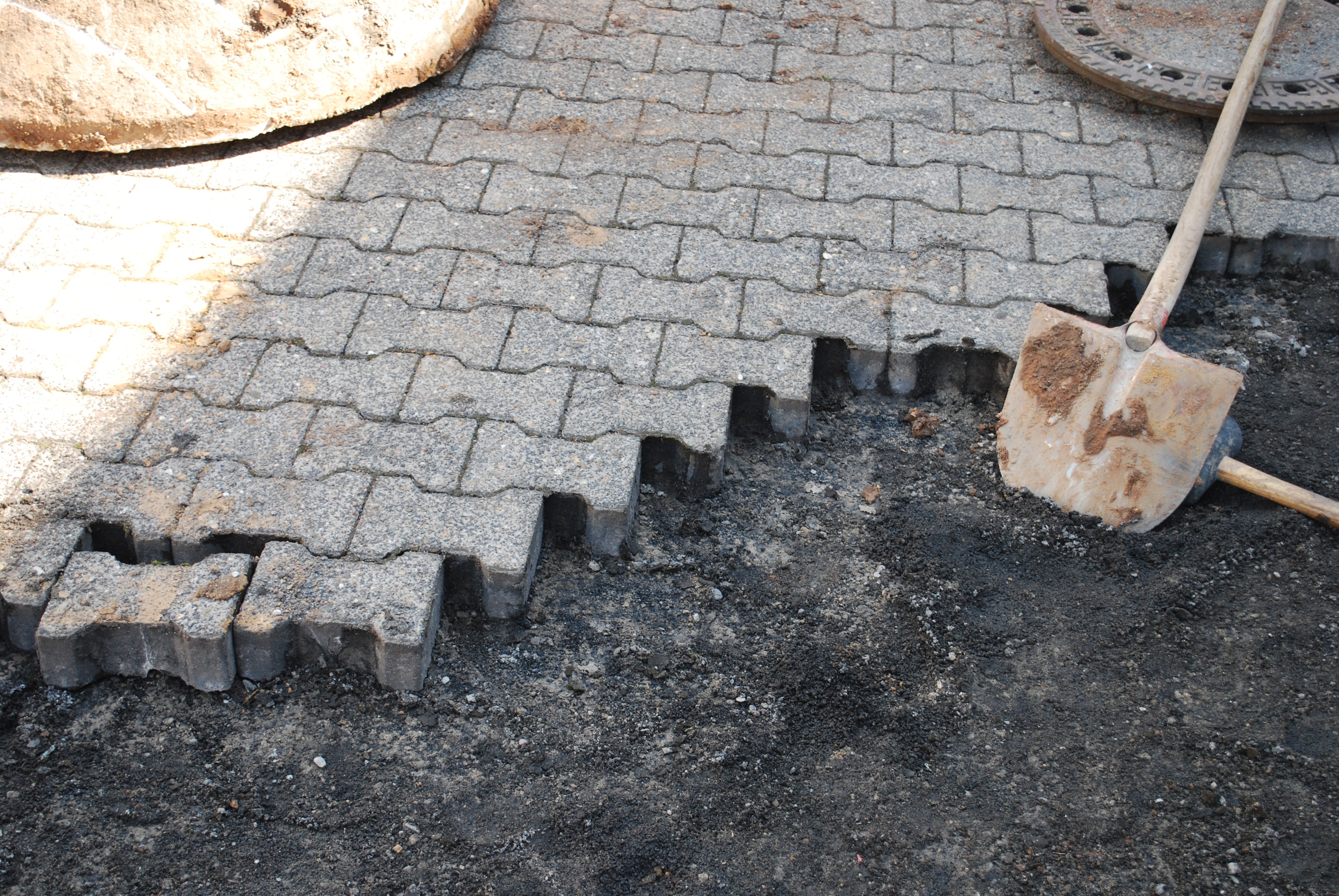Лак для тротуарной плитки — от разрушения и насыщения света