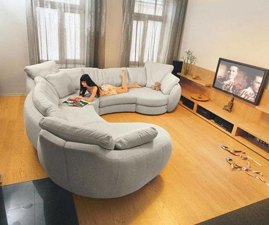 Угловой диван в интерьере гостиной – фото примеров и способы размещения