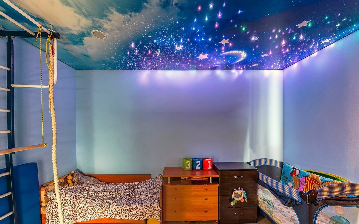 Натяжной потолок в детскую звездное небо