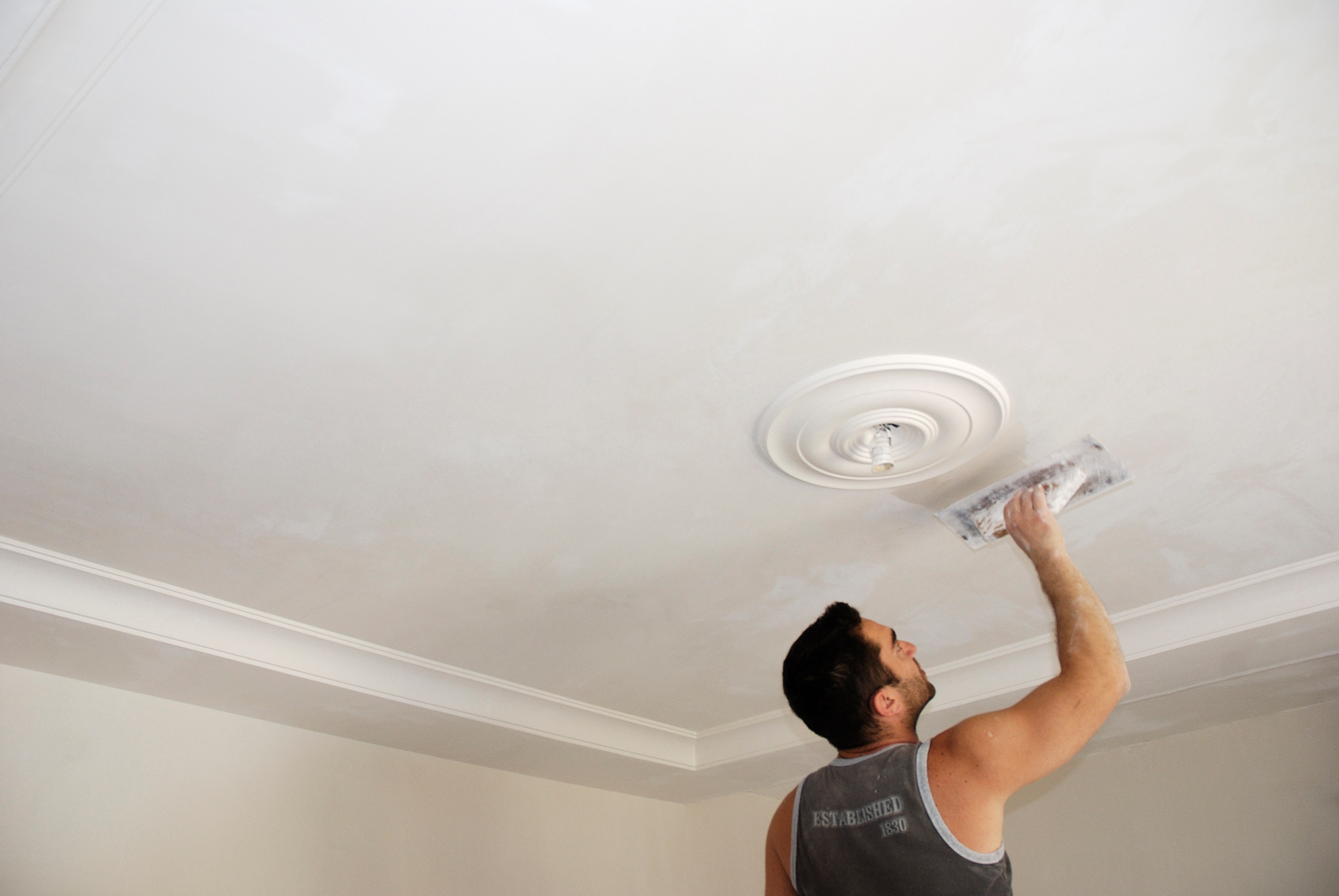 Ремонт потолка в квартире своими руками: как выровнять и отделать потолочную поверхность в доме