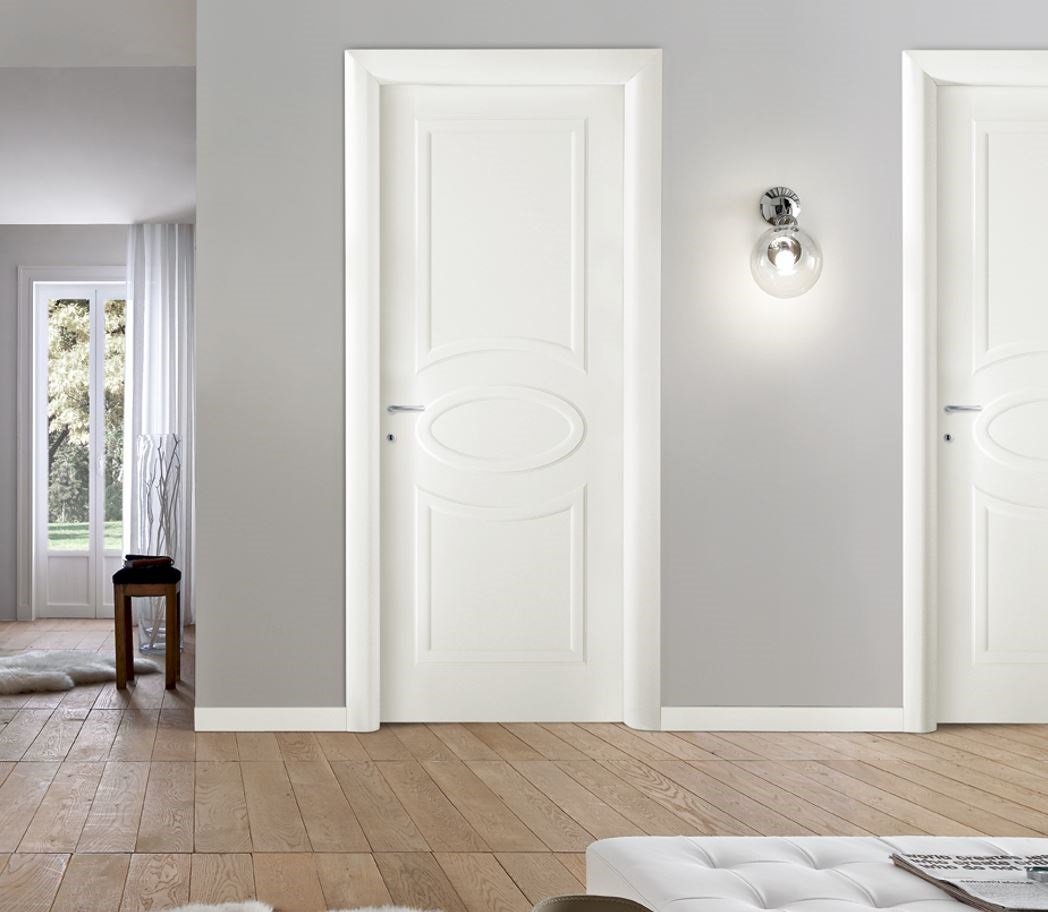 белые двери и мебель в интерьере