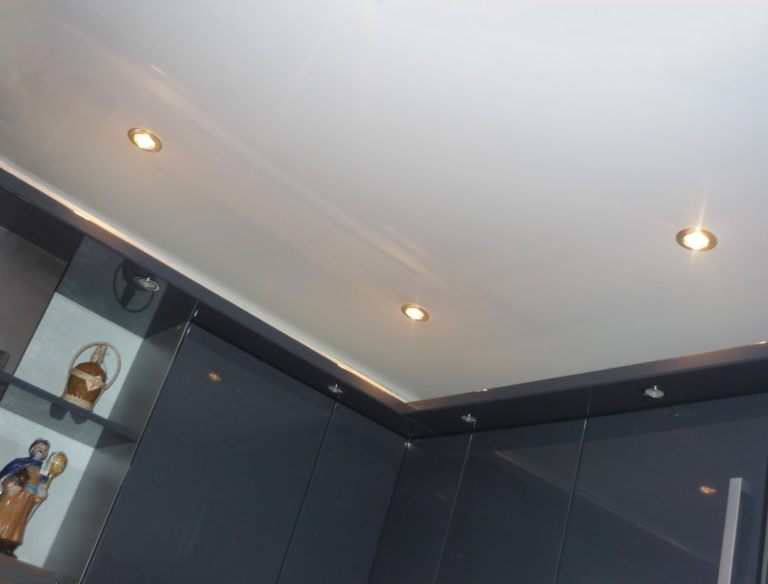 Какой потолок лучше гипсокартон или натяжной: что дешевле, преимущества и стоимость