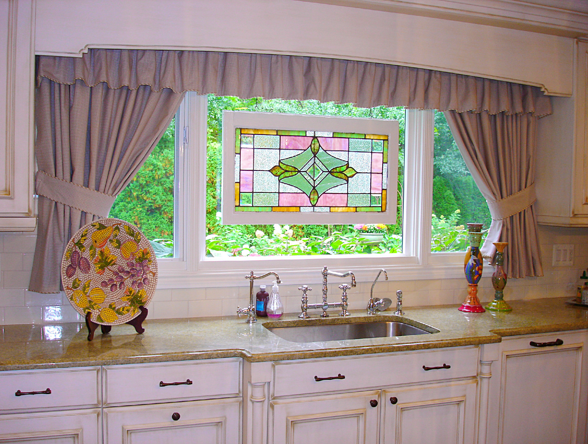 Окно кухня фото штор. Декор окна на кухне. Кухонные шторы. Декорирование кухонного окна. Занавески на кухонное окно.