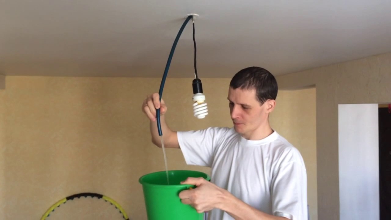Видео как слить воду с натяжного потолка. Откачка воды с натяжного потолка. Насос для откачки воды с натяжного потолка.