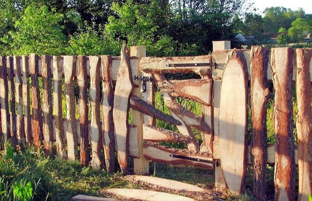 Топ-25 самых дешевых вариантов забора для дачи и дома