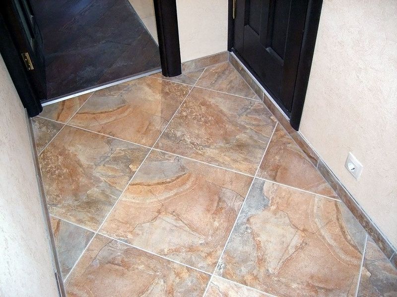 Плитка на полу в коридоре и кухне фото комбинации