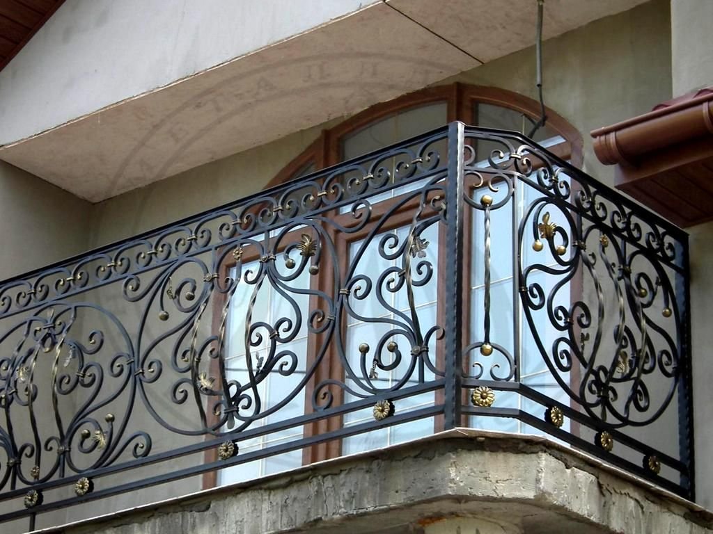 Кованый балкон — знакомим с вопросом