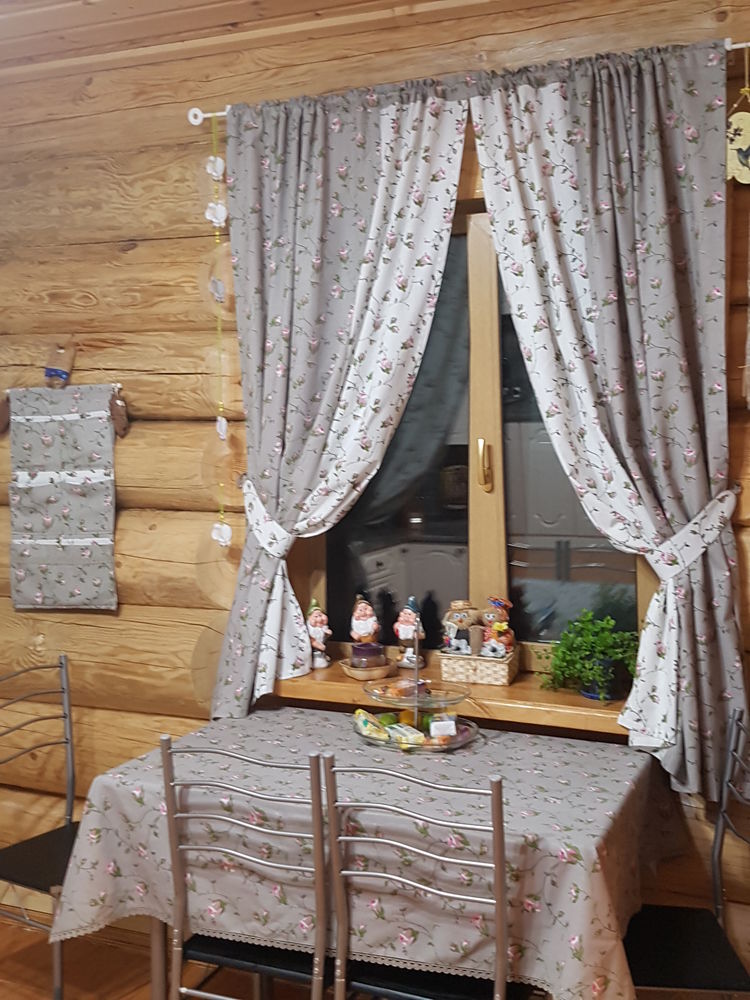 Шторы в деревянном доме (65 фото): шторы и занавески для маленького окна загородного деревенского дома