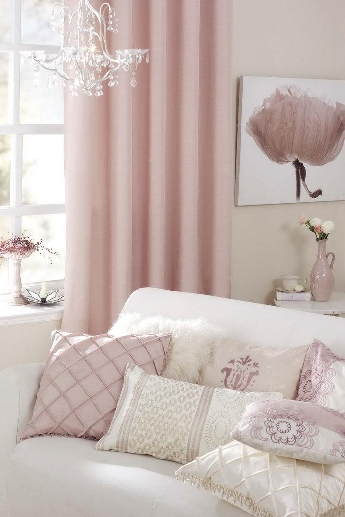 Занавески холодно-розового и пыльно-розового цвета в интерьере спальни и кухни