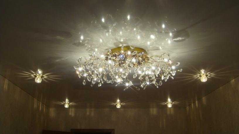 Фото потолка с люстрой и точечными светильниками фото