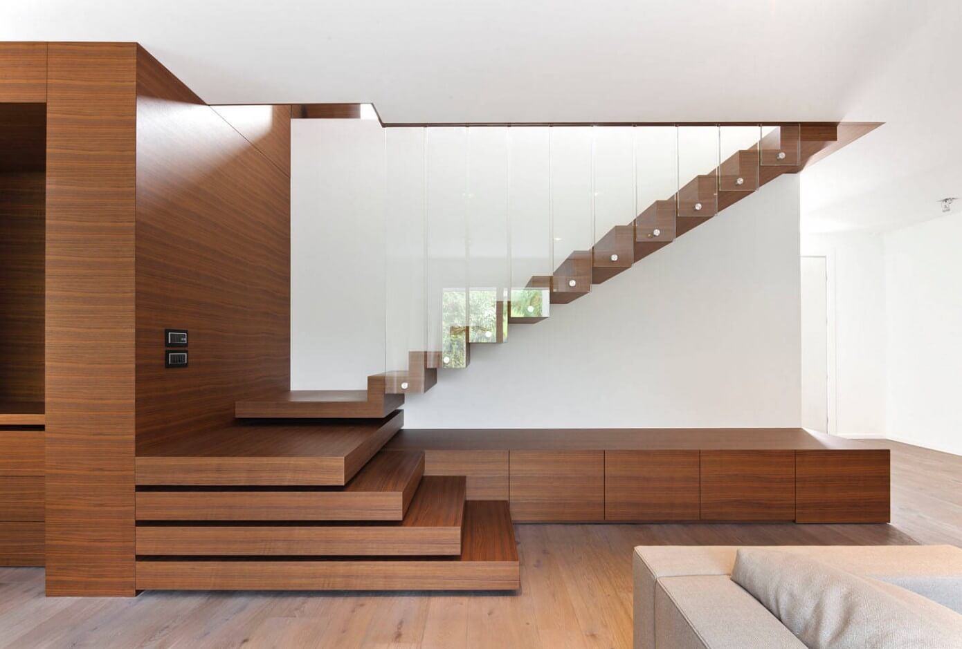 современный дизайн лестницы в доме